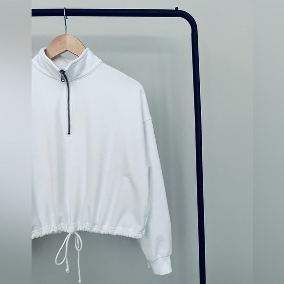 American Eagle Outfitters Tops - American Eagle cropped sweatshirt. Size L. White. Half zipper.